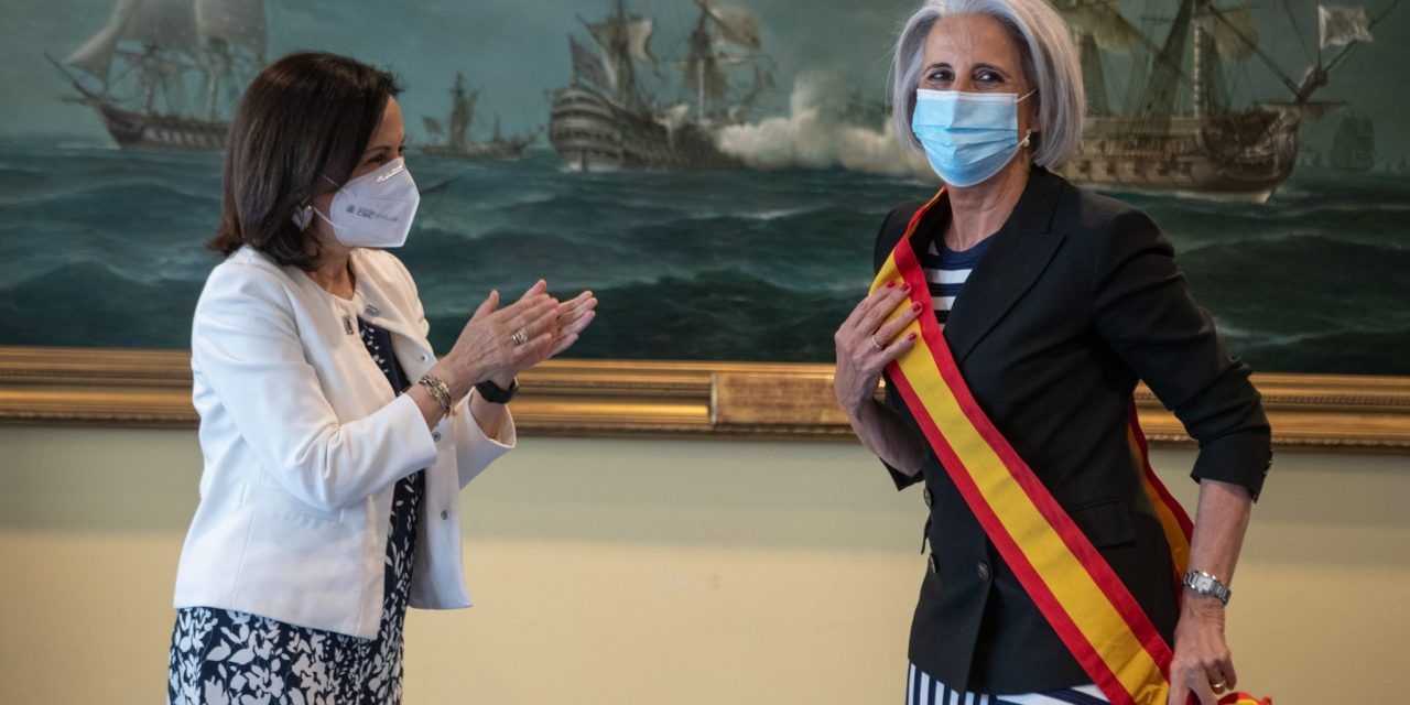 La directora general de la Fundación, condecorada.