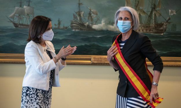 La directora general de la Fundación, condecorada.