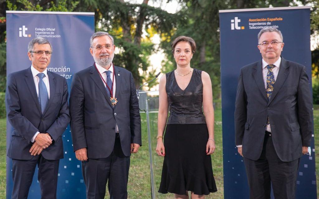 Entrega a Félix Pérez del premio ‘Ingeniero del Año’ 2020