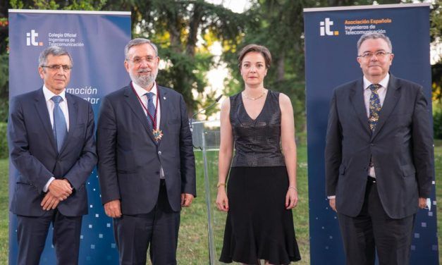 Entrega a Félix Pérez del premio ‘Ingeniero del Año’ 2020