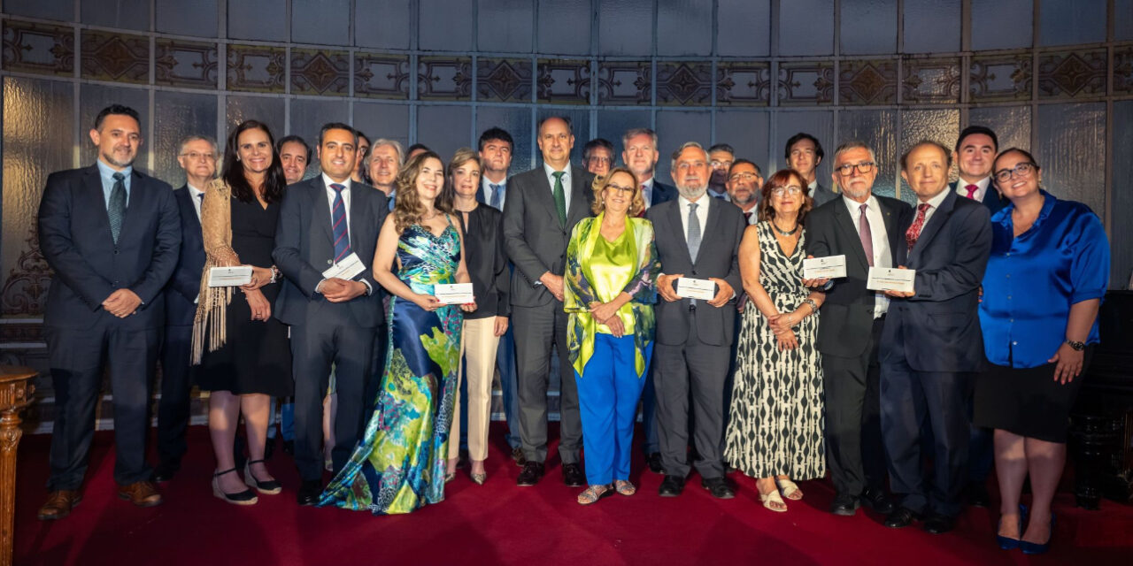 Félix Pérez Martínez, presidente de la Fundación Círculo, recibe el galardón de Asociación de Ingenieros de Telecomunicación de Madrid