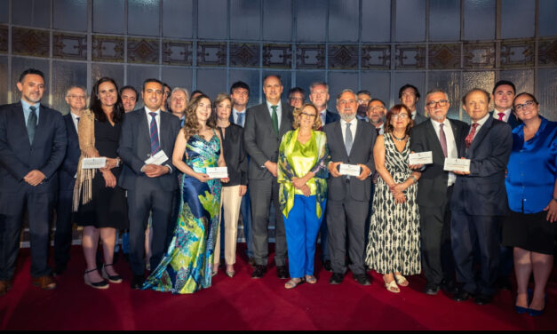 Félix Pérez Martínez, presidente de la Fundación Círculo, recibe el galardón de Asociación de Ingenieros de Telecomunicación de Madrid